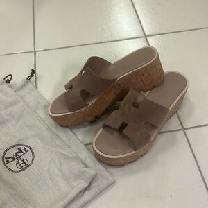 Brand new Hermes sandals never worn. Color tope. Suede.